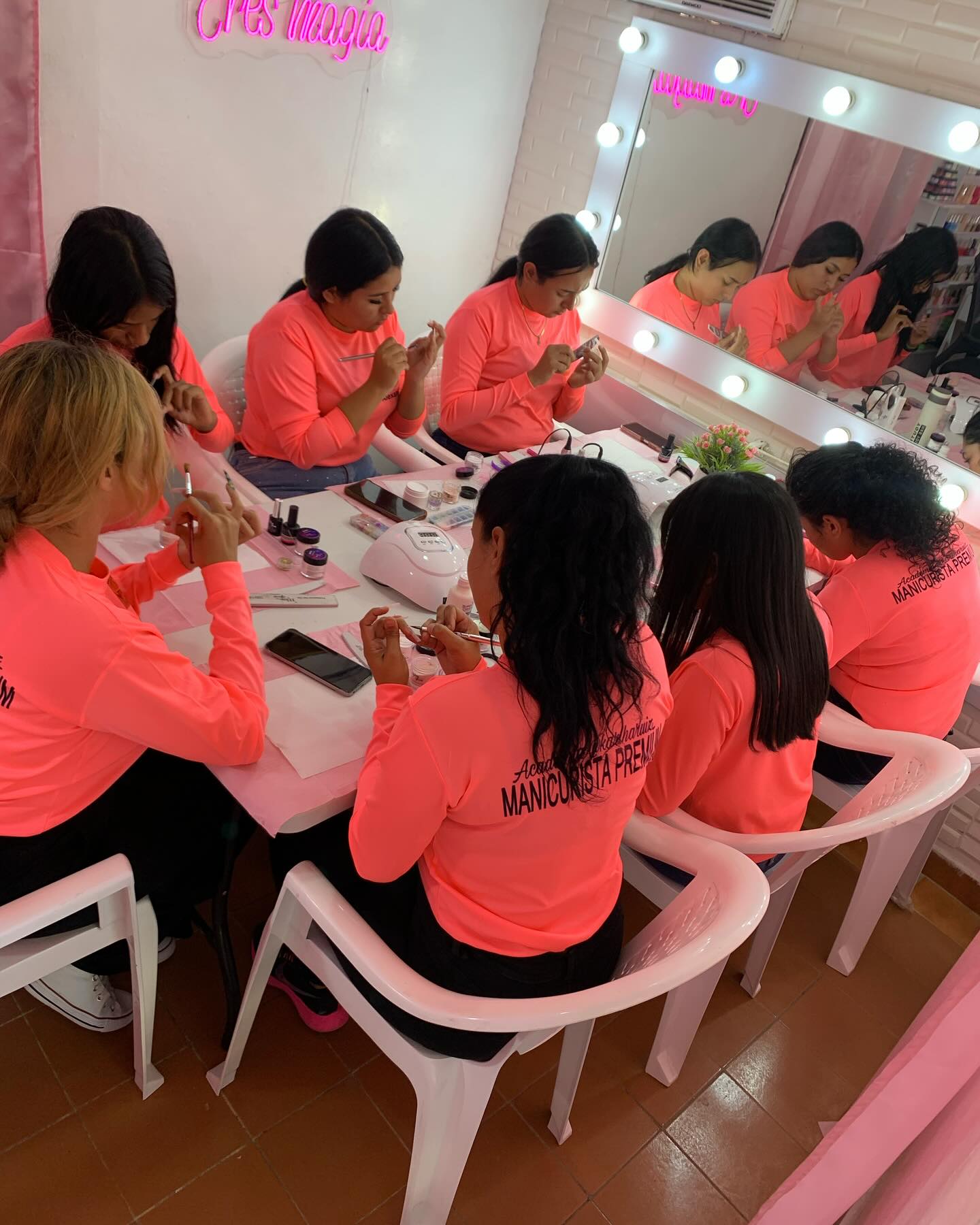 Clase en la academia de manicura