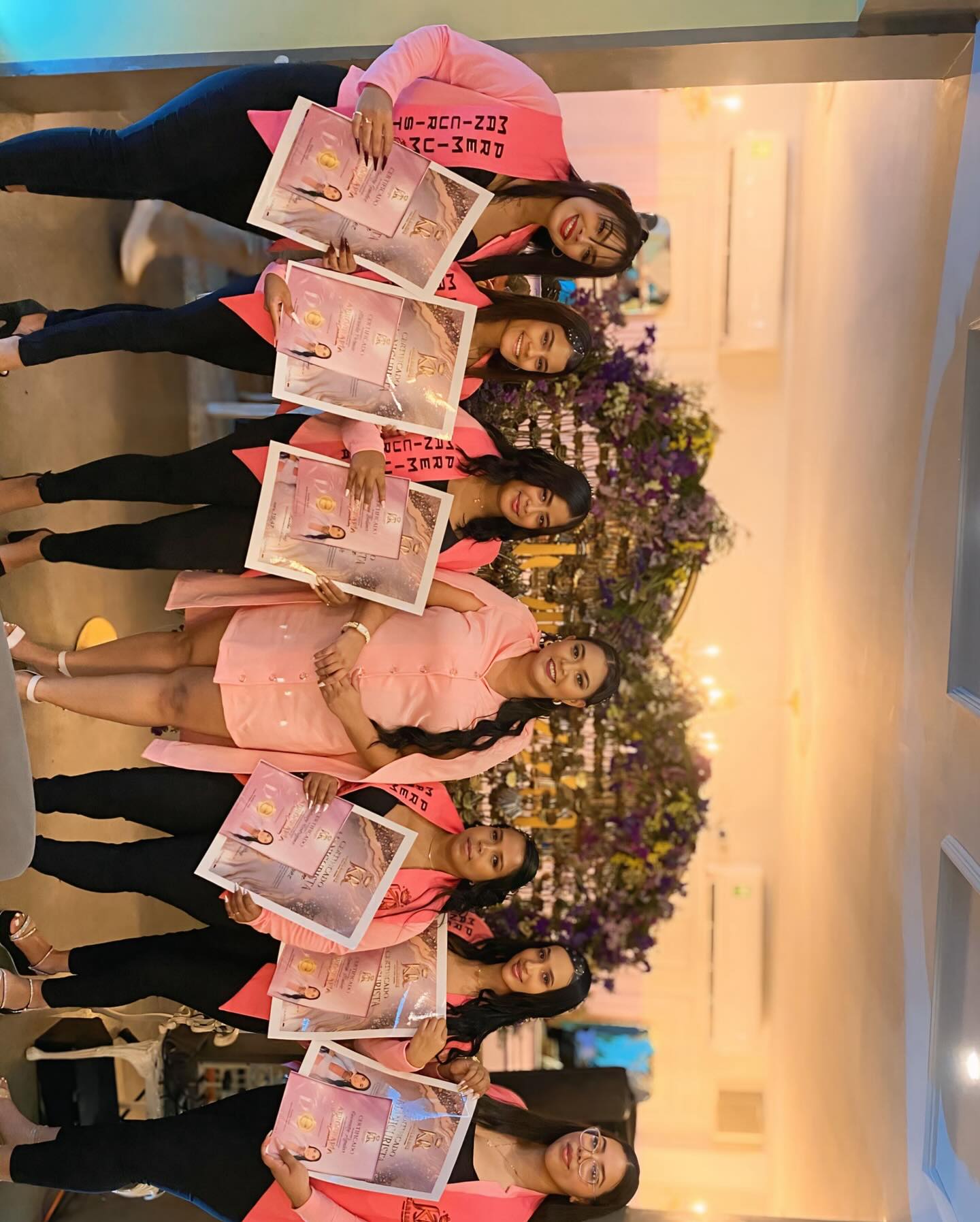 Graduadas de la academia con sus certificados y la instructora