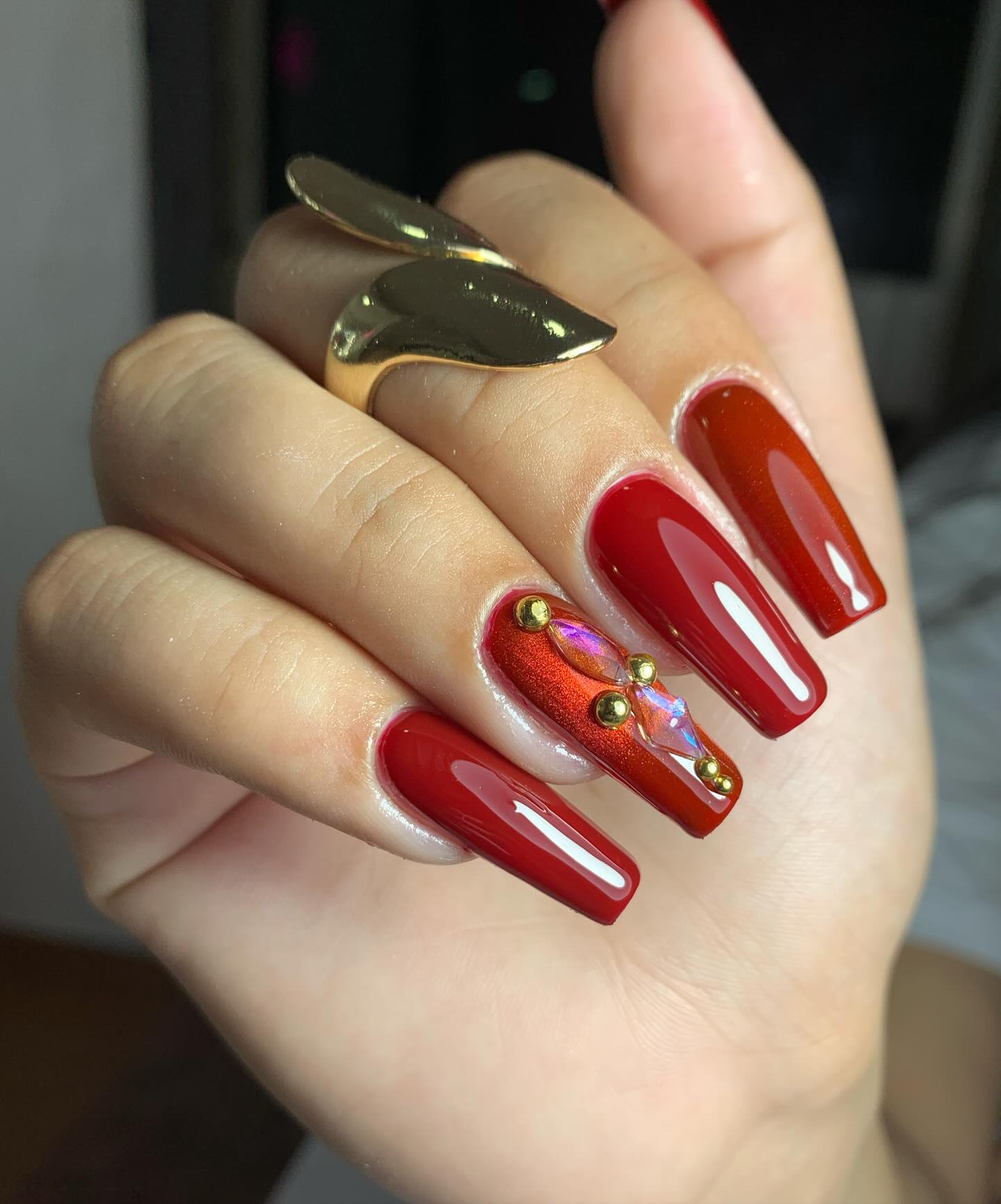 Diseño de uñas rojas con detalles
