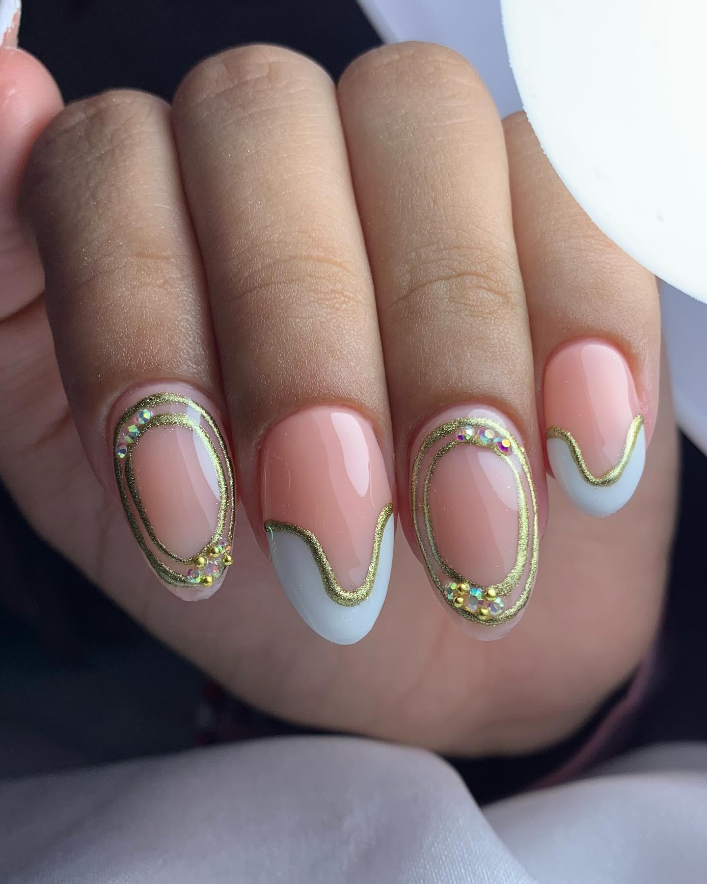 Diseño de uñas con detalles dorados
